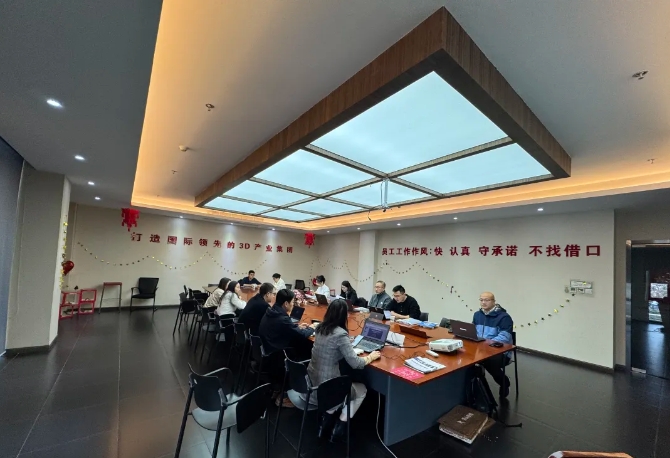 為深入貫徹中共中央、國務(wù)院印發(fā)的《國家標(biāo)準(zhǔn)化發(fā)展綱要》，落實加快數(shù)字化發(fā)展、建設(shè)數(shù)字中國的戰(zhàn)略部署，和《上海市全面推進城市數(shù)字化轉(zhuǎn)型“十四五”規(guī)劃》，推進上海城市數(shù)字化轉(zhuǎn)型標(biāo)準(zhǔn)化建設(shè)，數(shù)造科技積極響應(yīng)這一號召，成為上海市浦東新區(qū)第一批試點數(shù)字化改造企業(yè)之一，并順利通過驗收。  圖片  圖片  圖片  圖片  圖為上海市城市數(shù)字化轉(zhuǎn)型工作領(lǐng)導(dǎo)小組部分領(lǐng)導(dǎo)和南匯工業(yè)園區(qū)領(lǐng)導(dǎo)、上海數(shù)造領(lǐng)導(dǎo)班子成員參加數(shù)字化改造驗收答辯  圖片  參觀上海數(shù)造大廳的數(shù)字化制造“黑湖小工單”生產(chǎn)工序看板  數(shù)造科技自成立之初，創(chuàng)始人趙毅博士就以“數(shù)造”為企業(yè)命名，蘊含數(shù)字化制造和變革的深遠意義，與此時政府推進聚焦制造業(yè)與數(shù)字化改造深度融合。未來，數(shù)造科技將不斷提升公司智能化、數(shù)字化、信息化改造力度，全面提升公司綜合管理和運營水平，著力實現(xiàn)智能制造高質(zhì)量發(fā)展。